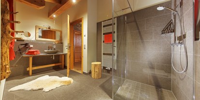 Hüttendorf - Deutschland - Alle Chalets haben großzügige Bäder mit bodengleicher Dusche aus Naturmaterialien. - Chalets zum Ilsetal