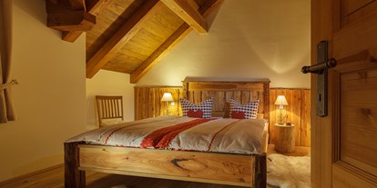 Hüttendorf - Deutschland - Die Doppelbetten sind alle aus Altholz gefertigt. - Chalets zum Ilsetal