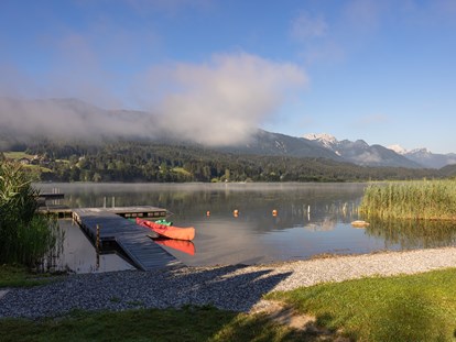 Hüttendorf - Umgebungsschwerpunkt: See - Penk (Reißeck) - Strand mit SUP und Tretboot Vermietung. - Lake Resort Pressegger See