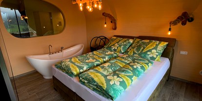 Hüttendorf - Doppelbett - Patergassen - Erdhäuser und Suiten im Hobbit-Style