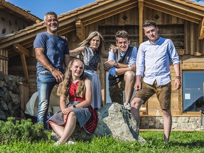 Hüttendorf - Südtirol - Deine Gastgeber Rosamunde mit Walter, Elias, Hannes & Hannah freuen sich auf Dich - Chalet Resort - ZU KIRCHWIES