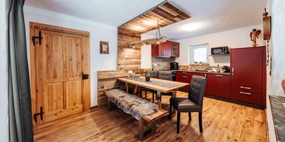 Hüttendorf - Typ: Selbstversorgerhütte - Patergassen - Smileys Küche mit Vollausstattung  - Smileys Fluss Chalet