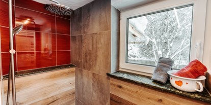 Hüttendorf - Schwerpunkt: Familienurlaub - Großarl - Badezimmer mit Dusche und Blick auf den Fluss - Smileys Fluss Chalet