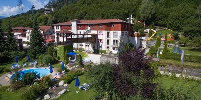 Hüttendorf - Schwerpunkt: Wellnessurlaub - Radenthein - Freibad beim Smileys Kinderhotel 
drei Steinwürfe entfernt  - Smileys Fluss Chalet
