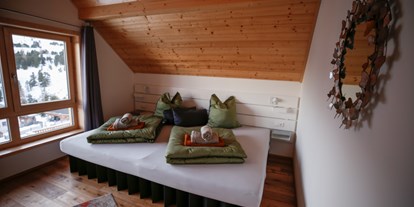 Hüttendorf - Umgebungsschwerpunkt: See - Kärnten - Master-Schlafzimmer mit Familienbett 280cm, Schneehase - Designchalets Heidialm-Falkertsee