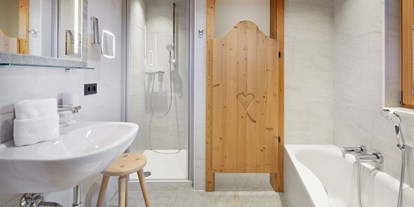 Hüttendorf - Penk (Reißeck) - Badezimmer mit Tageslicht Dusche/Badewanne/WC getrennt - Promi Alm Flachau