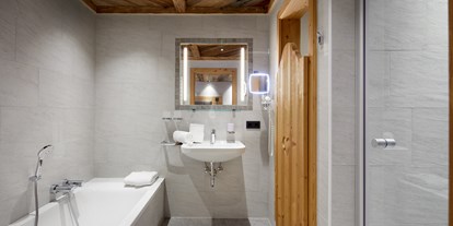 Hüttendorf - Penk (Reißeck) - Badezimmer mit Dusche/Badewanne/WC getrennt - Promi Alm Flachau