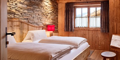 Hüttendorf - Mallnitz - Schlafzimmer mit Doppelbett, Badezimmer en suite - Promi Alm Flachau