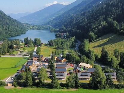 Hüttendorf - Österreich - Übersicht Park mit Afritzersee - DualResorts Afritz am See