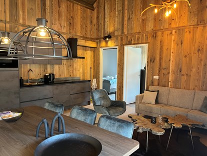 Hüttendorf - Sauna: im Chalet - Katschberghöhe - Wohnzimmer Apartment Dual 6 - DualResorts Afritz am See