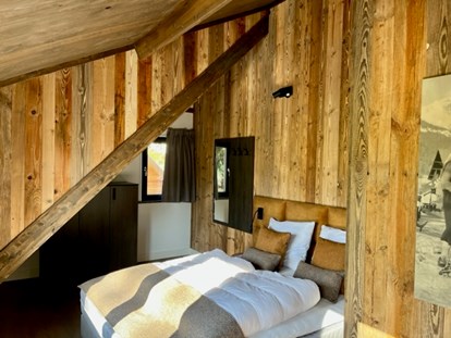 Hüttendorf - Balkon - Ebene Reichenau - Schlafzimmer Chalet Komfort - DualResorts Afritz am See