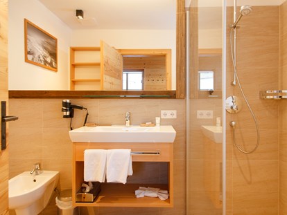 Hüttendorf - Doppelbett - Badezimmer mit Dusche - Trattlers Hof-Chalets