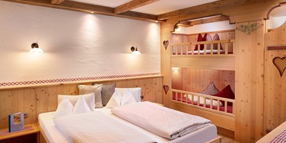 Hüttendorf - Mallnitz - Schlafzimmer mit Doppelbett und Stockbett - Almdorf Flachau