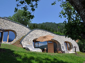 Erdhäuser und Suiten im Hobbit-Style Hütten im Detail Erdhaus Drunter