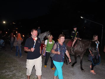 Trattlers Hof-Chalets Ausflugsziele Fackelwanderung mit Pferden